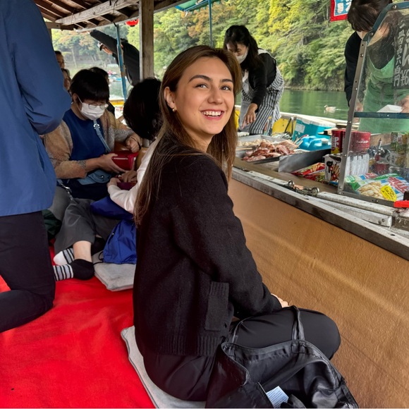 Meet your Posher, Cassandra - Picture 2 of 5